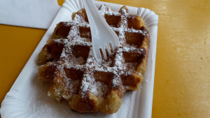 Leberkassemmel und mehr: Waffel mit Puderzucker im Museumsviertel in Amsterdam