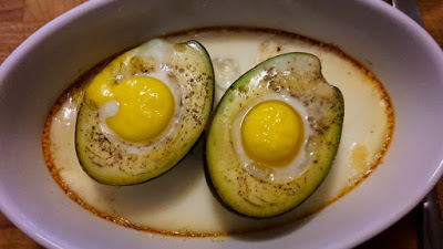 Avocado mit Ei aus dem Backofen