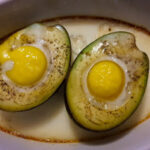 Avocado mit Ei aus dem Backofen