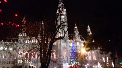 Wiener Rathaus in Adventszeit