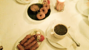 Vada und Chennai Rassam im Restaurant Kerala