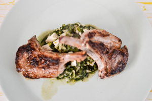 Leberkassemmel und mehr: Lammchops mit Spinatreis