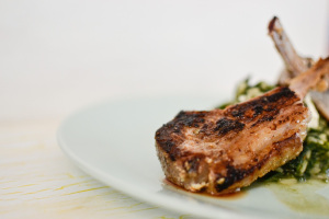 Leberkassemmel und mehr: Lammchops mit Spinatreis