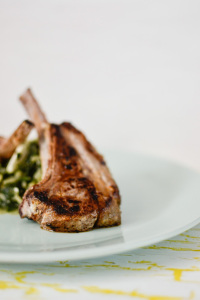 Leberkassemmel und mehr: Lammchops mit Spinatreis