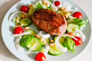 Leberkassemmel und mehr: Asia-Salat mit Steak