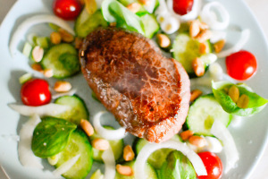 Leberkassemmel und mehr: Asia-Salat mit Steak