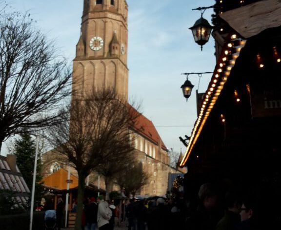 Blick auf Kirche Christkindlmarkt Landshut
