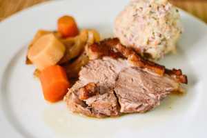 Leberkassemmel und mehr: Krustenbraten mit Speckknödel
