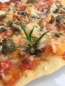 Pizza mit Provolone und Kapern
