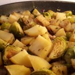 Quick and Dirty: Geschnetzeltes mit Rosenkohl und Kartoffeln aus dem Backofen