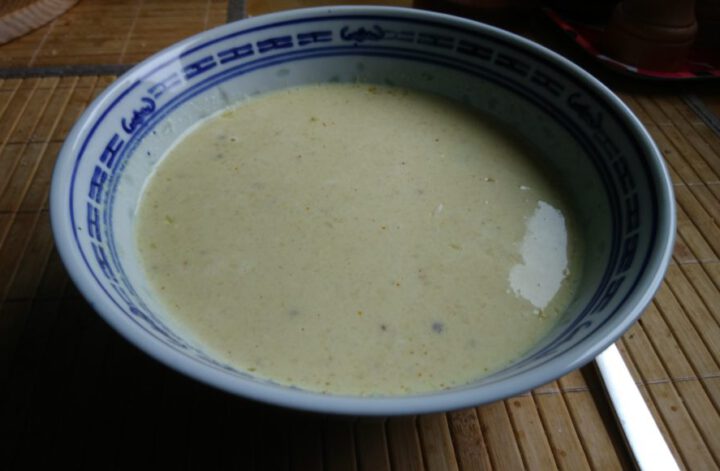 Thailändische Currysuppe mit Ananas und Garnelen