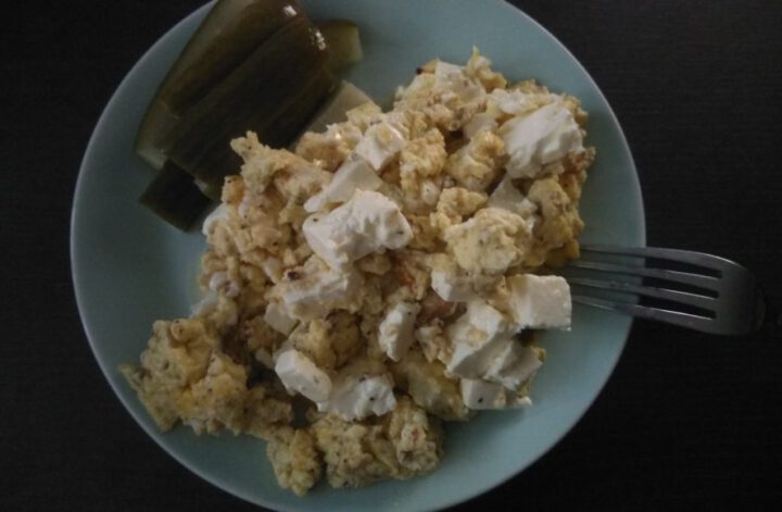 Rührei mit Feta und eingelegten Gurken