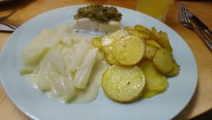 Zander mit Bärlauchkruste, Kohlrabigemüse und Kartoffelchips