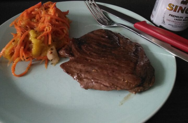 Büffelsteak und Kartoffen-Mango-Salat