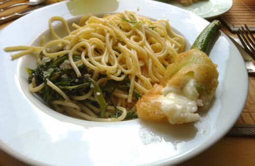 Spaghetti mit Zucchiniblüte