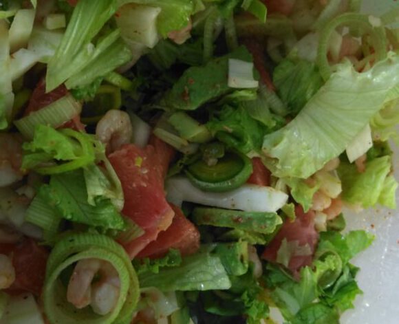 Salat mit Grapefruit und Garnelen