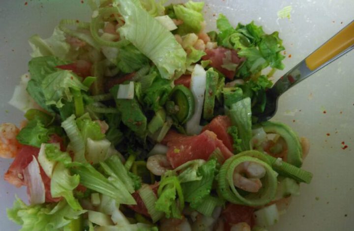 Salat mit Grapefruit und Garnelen