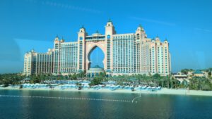 Atlantis The Palm, Dubai von der Bahn aus