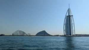 Blick auf Sehenswürdigkeiten bei Bootsfahrt von Marina