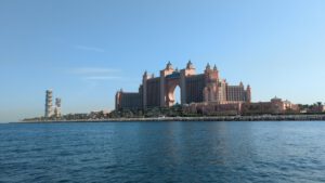Blick vom Boot auf Atlantis The Palm, Dubai