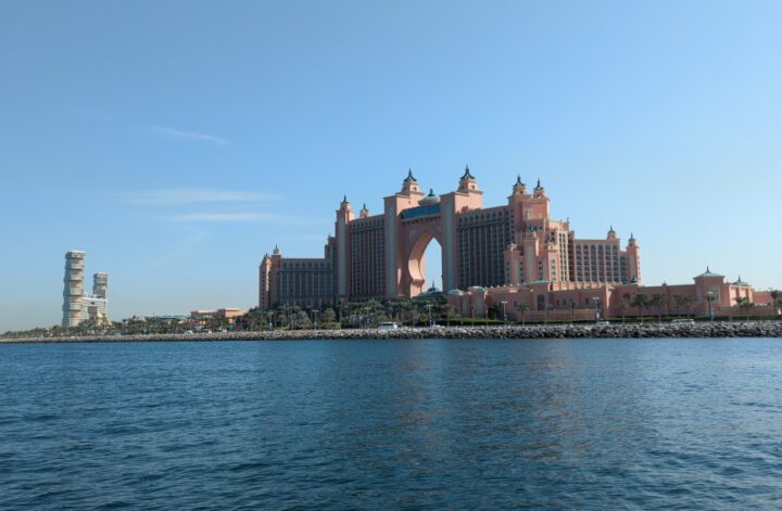 Blick vom Boot auf Atlantis The Palm, Dubai