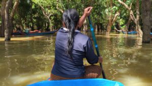 Kanufahrerin im Tonle Sap