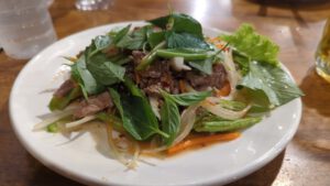 Rindfleischsalat mit Thaibasilikum in Siem Reap
