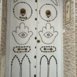 Weiße Haustüre in Sousse
